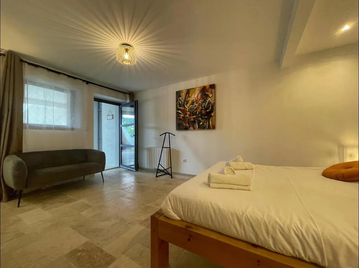 Séjour chez l'habitant Appartement Les Hotes Saint Quenin - Chambre 1 - Piscine à Vaison-la-Romaine France